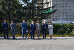 Губернатор Алтайского края Виктор Томенко посетил торжественную линейку, посвященную Дню знаний!