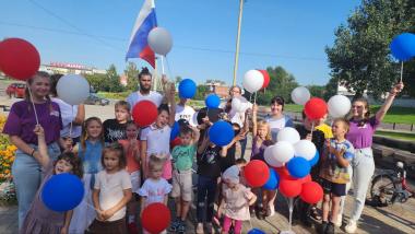 Увлекательные путешествия по станциям в День государственного флага России организовали студенты Университета Шукшина для жителей города
