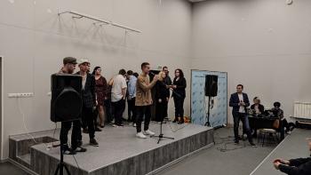 1 апреля команда КВН АГГПУ им. В.М. Шукшина представила свои номера в юмористической игре.