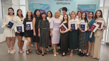 Дипломы вручены! Первыми среди очников получили заветные документы об окончании вуза дизайнеры