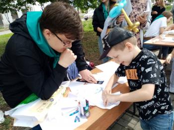 Первого июня студенты института педагогики и психологии  в  парке Петра 1 организовали с детьми праздничные игры и мастер-классы