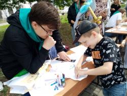 Первого июня студенты института педагогики и психологии  в  парке Петра 1 организовали с детьми праздничные игры и мастер-классы