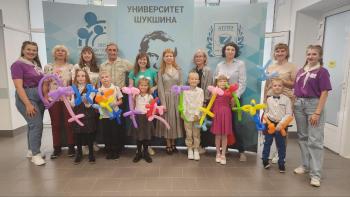 На встречу с ректором и на свои первые уроки пришли сегодня в Университет Шукшина первоклассники, чьи родители работают в вузе