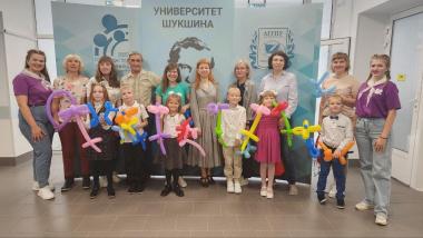 На встречу с ректором и на свои первые уроки пришли сегодня в Университет Шукшина первоклассники, чьи родители работают в вузе